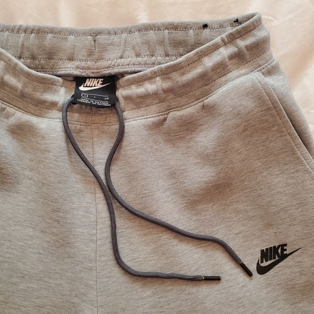Nike Men's Heather Gray Sportswear Tech Fleece Joggers